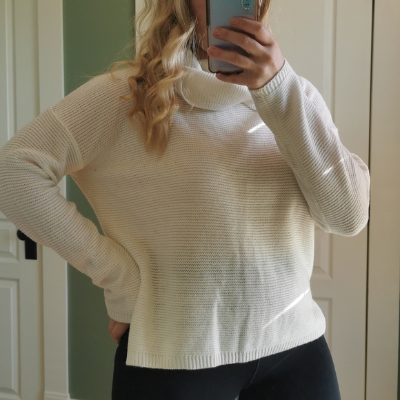 White turtleneck sweater - Picture 1 of 3